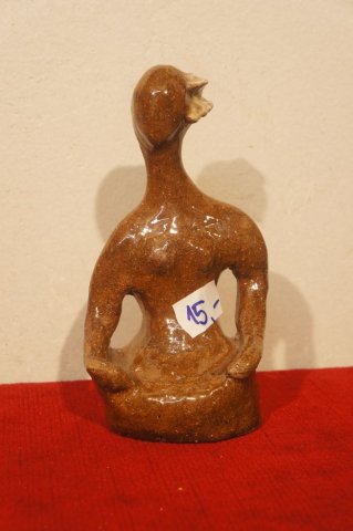 sediaca žena